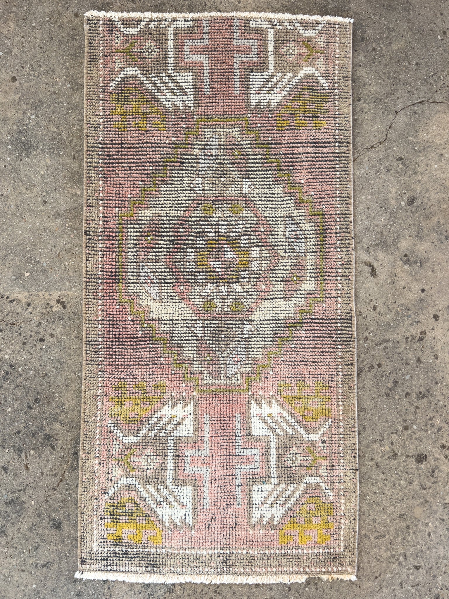 No. 1661 | 1'6 x 3'2