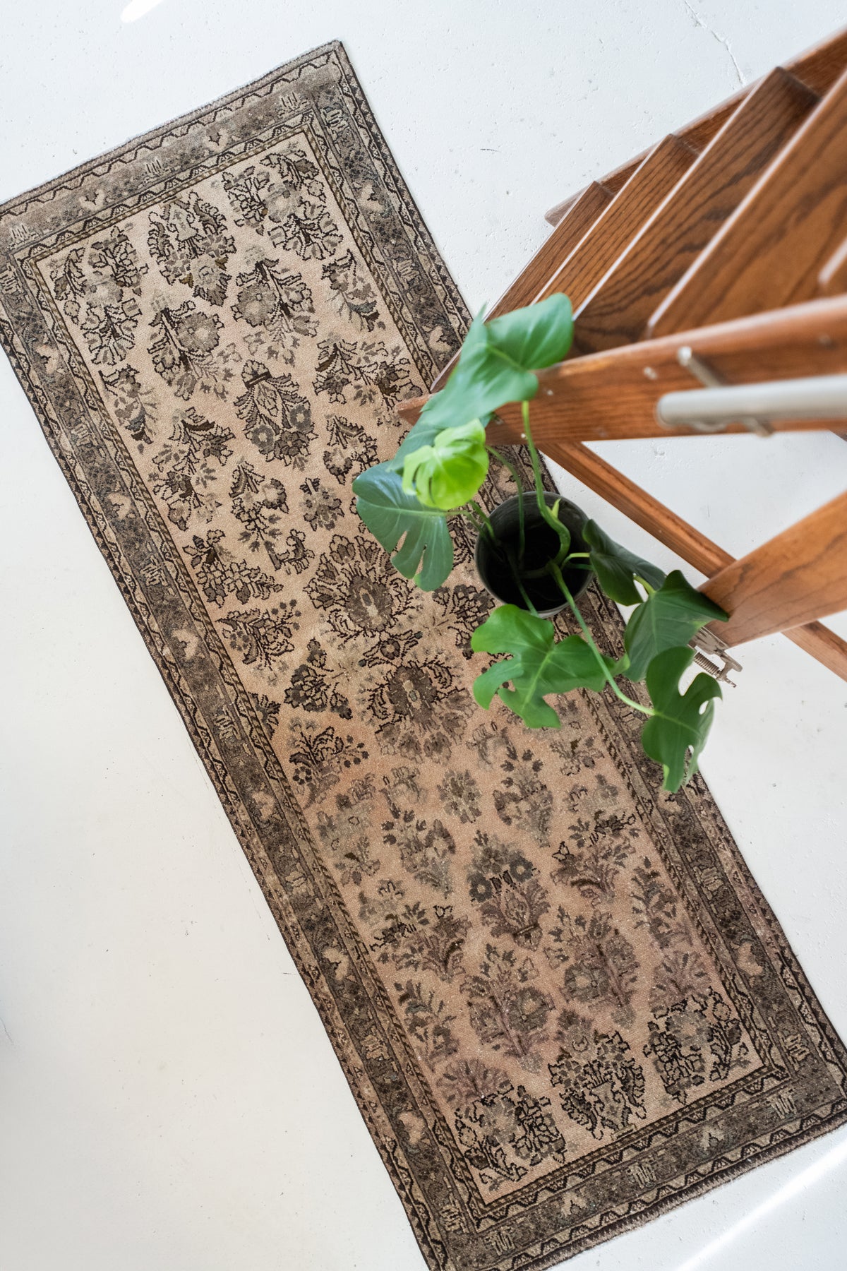 Dee Rugs Dee 2'5 x 6'6 – Six Vintage Rugs