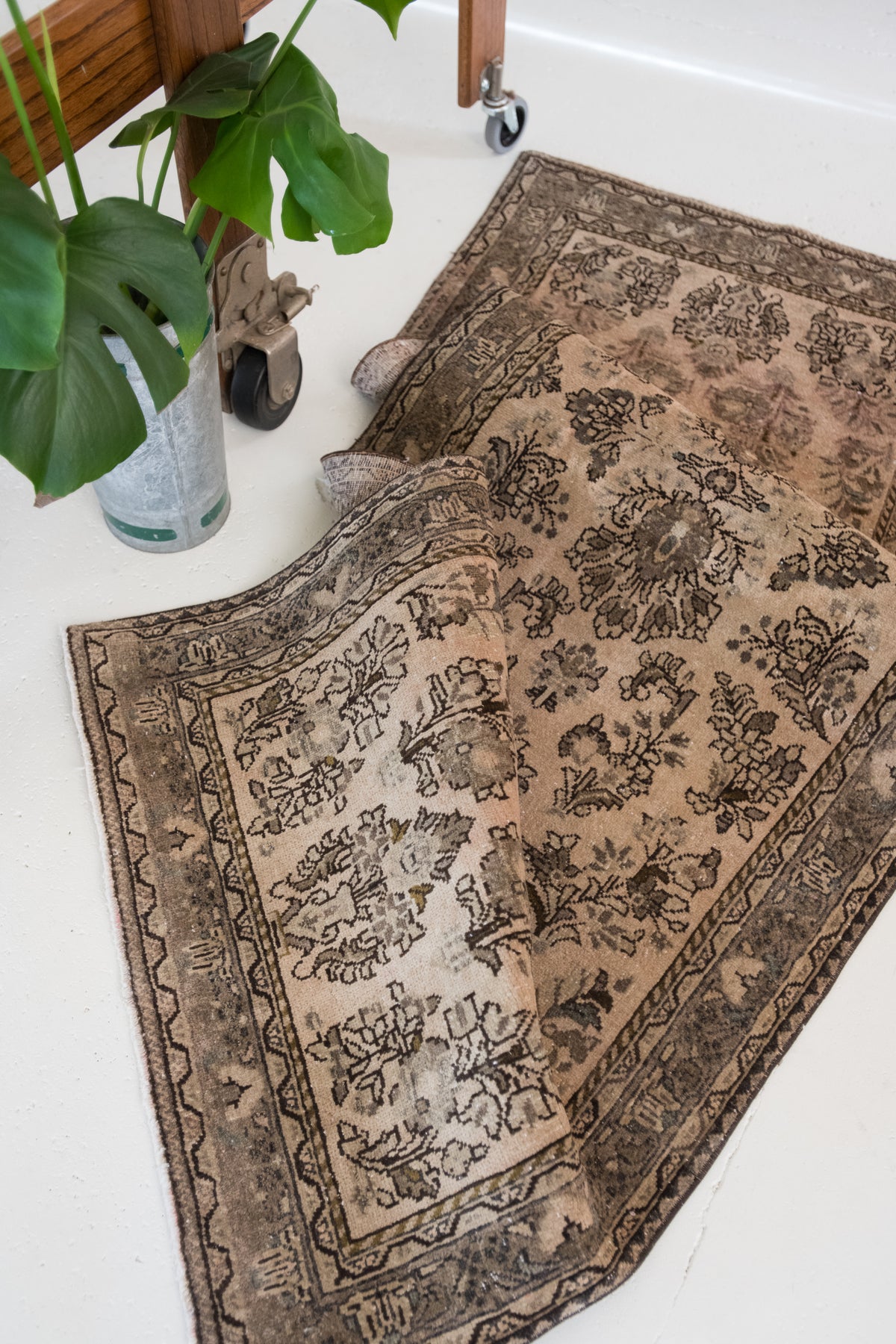 Dee Rugs Dee 2'5 x 6'6 – Six Vintage Rugs