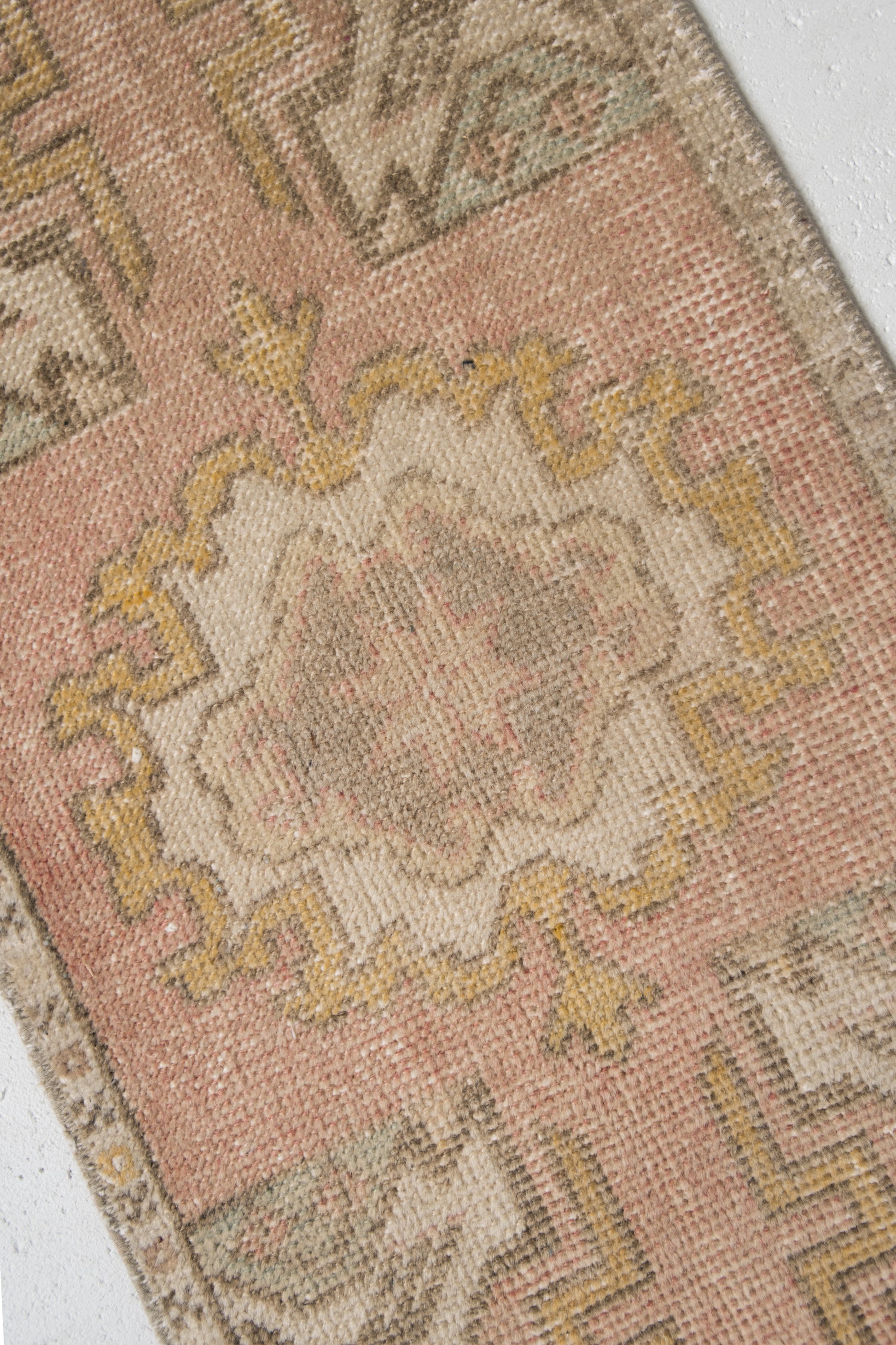 No. 2195 | 1'6 x 2'10