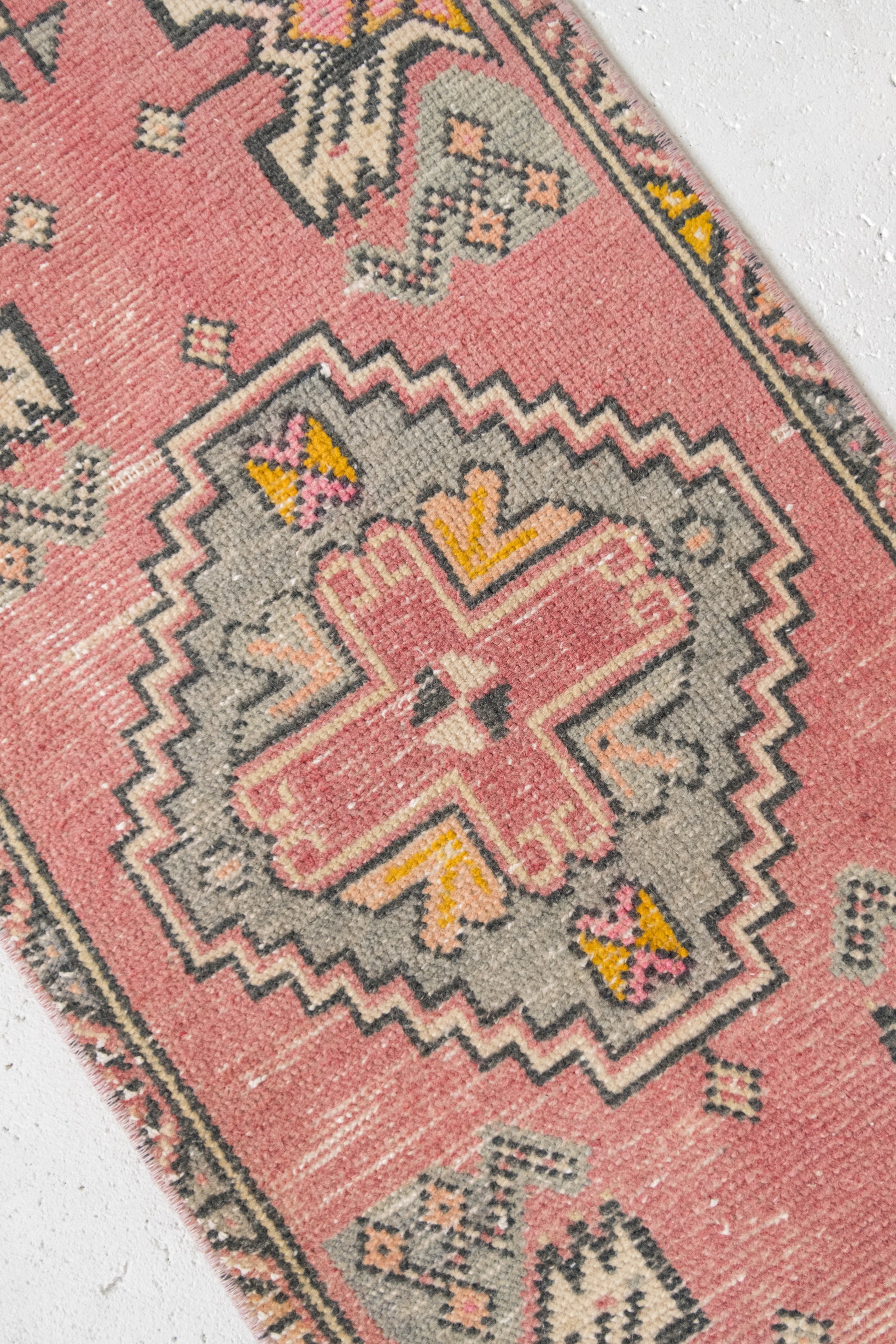 No. 2201 | 1'6 x 3'3