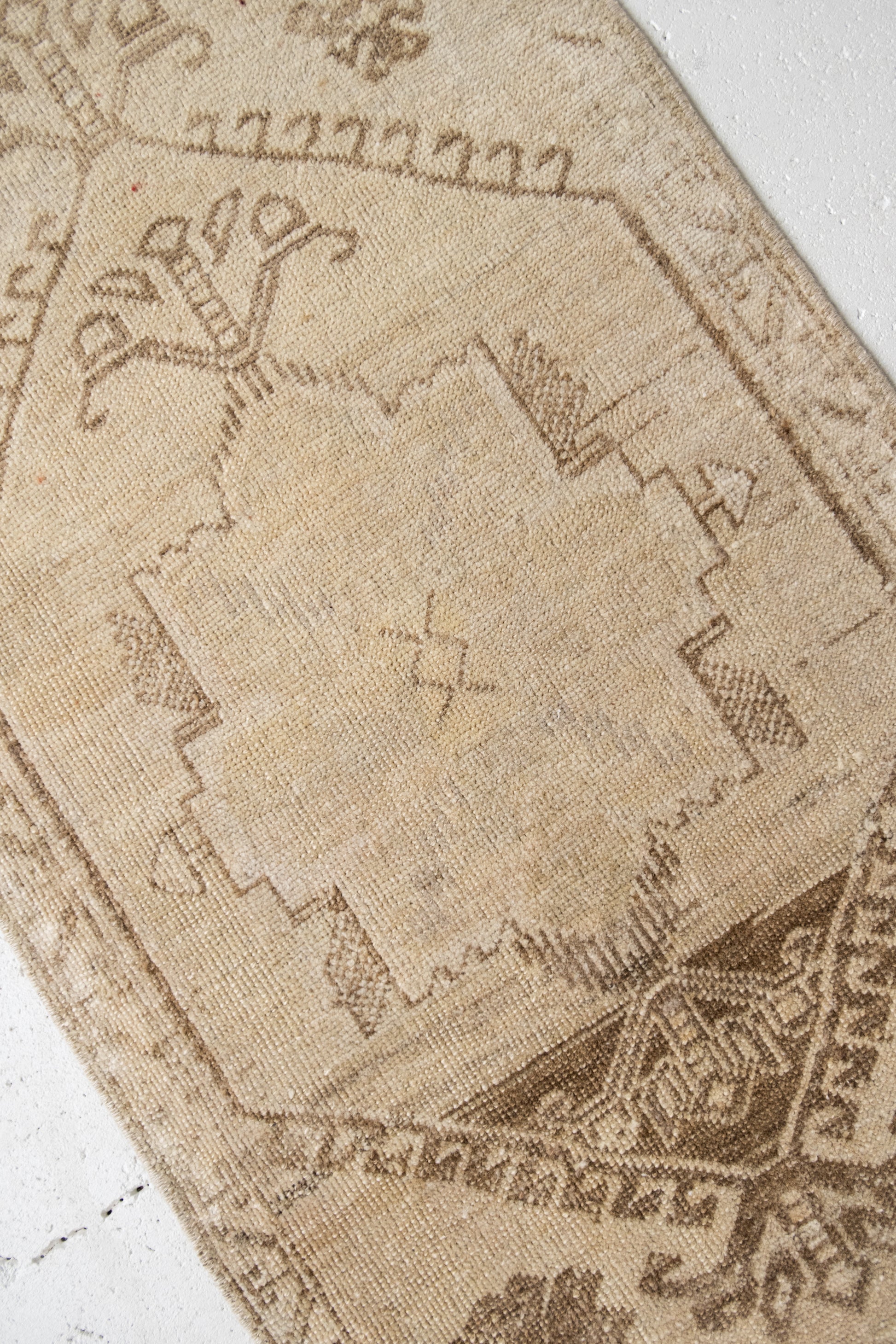 No. 2204 | 1'11 x 3'5