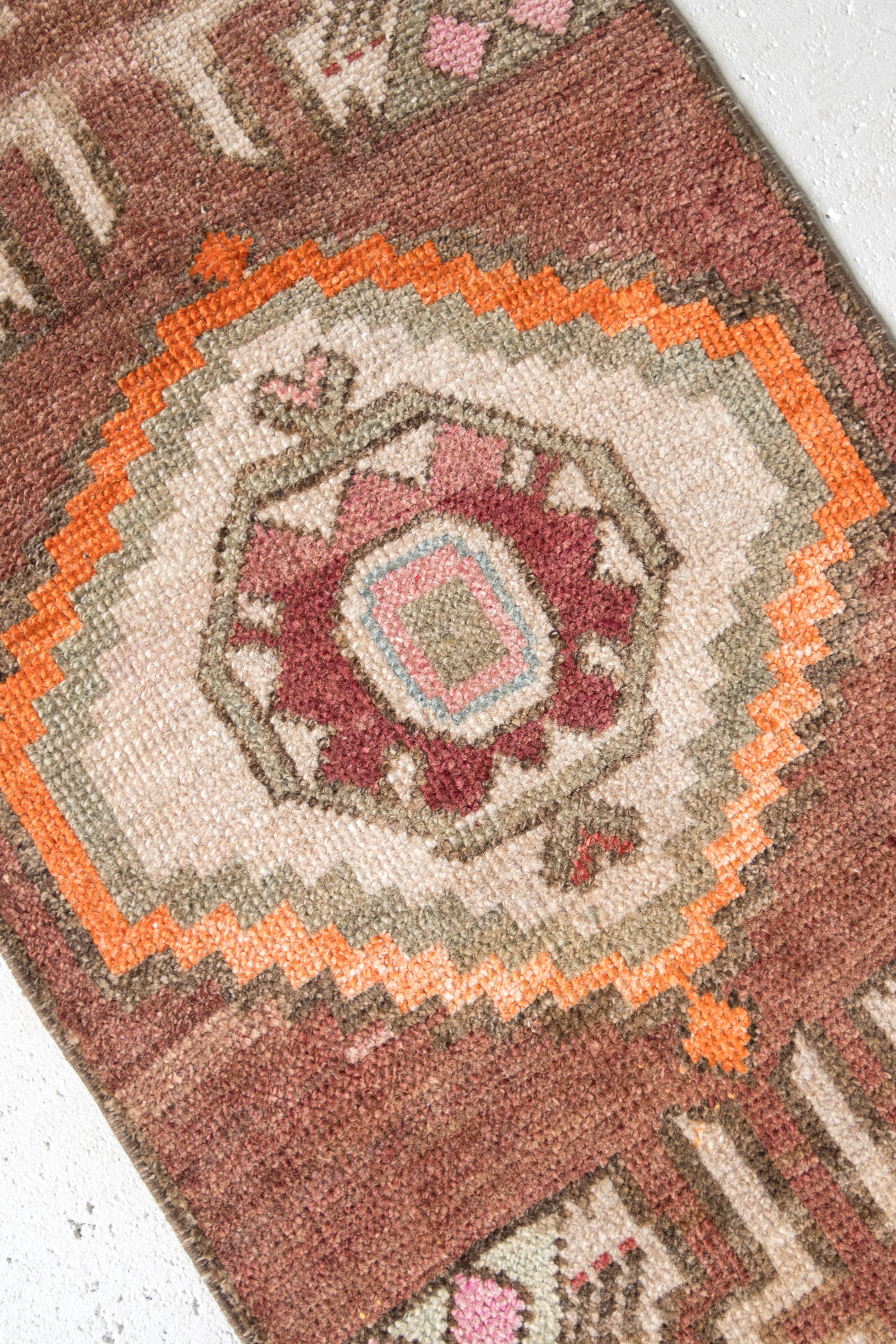 No. 2211 | 1'6 x 2'11