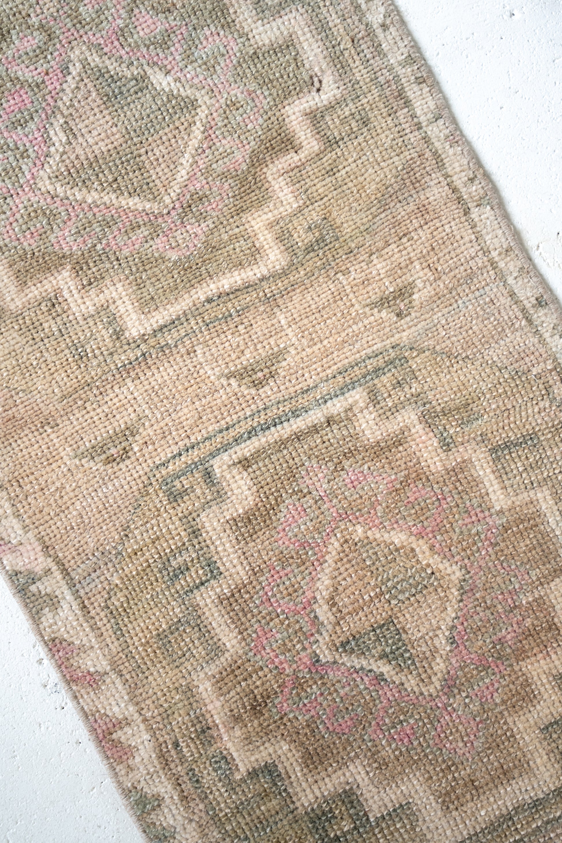 No. 2214 | 1'5 x 2'11