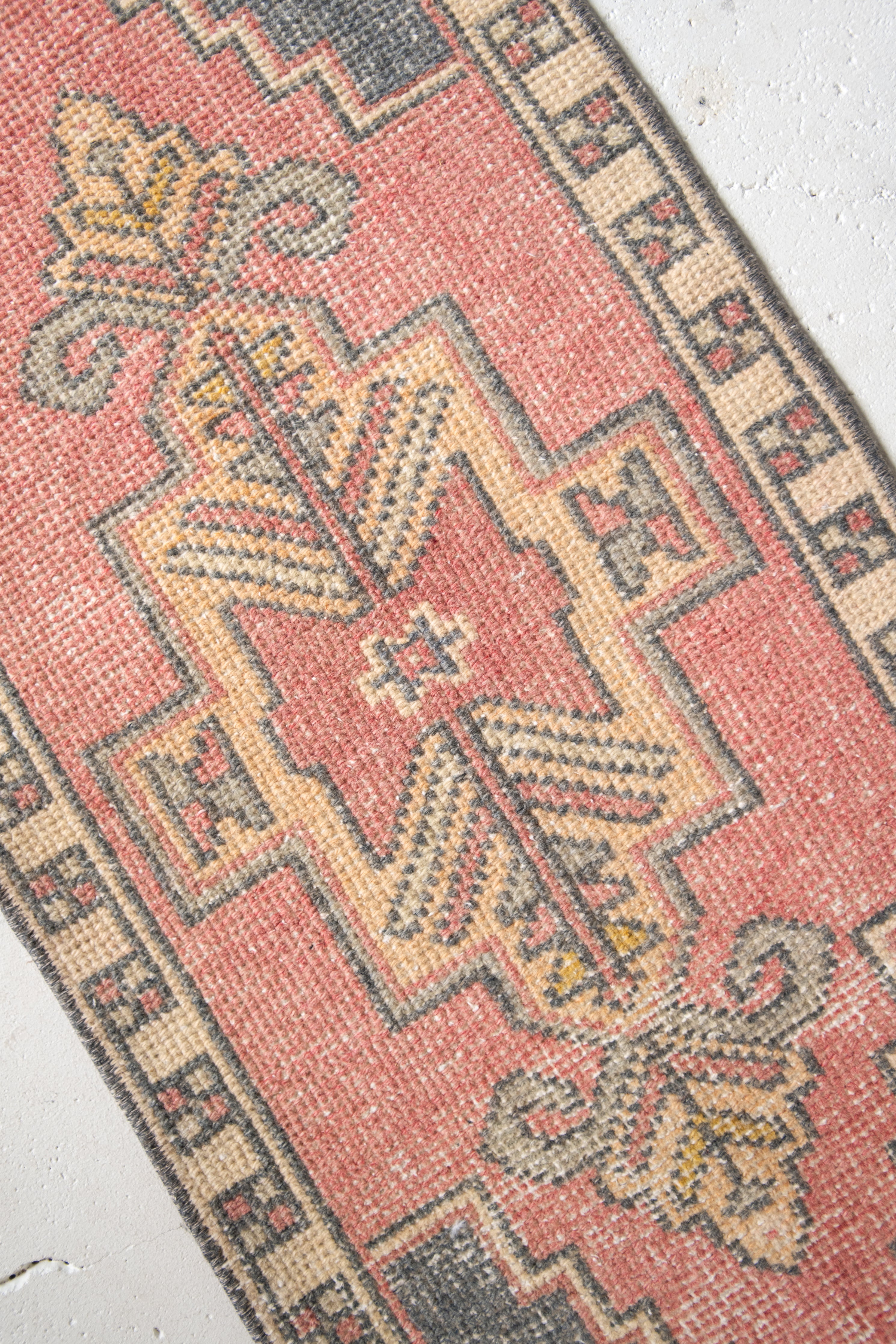 No. 2215 | 1'6 x 3'2