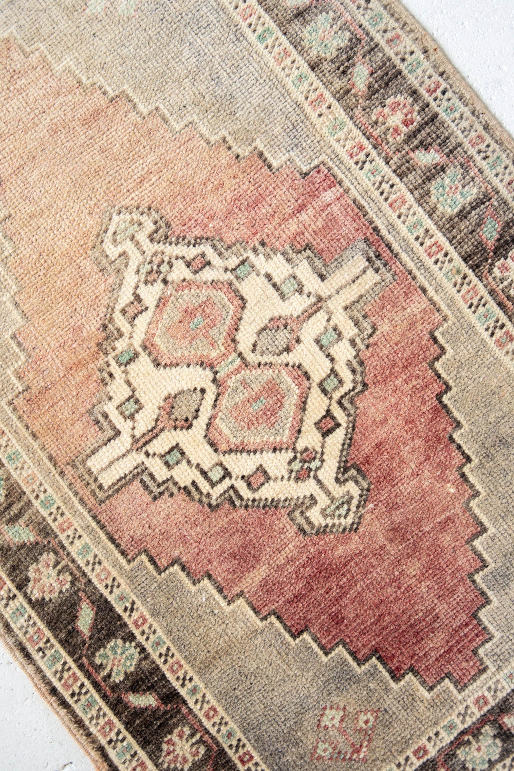 No. 2246 | 1'10 x 2'8