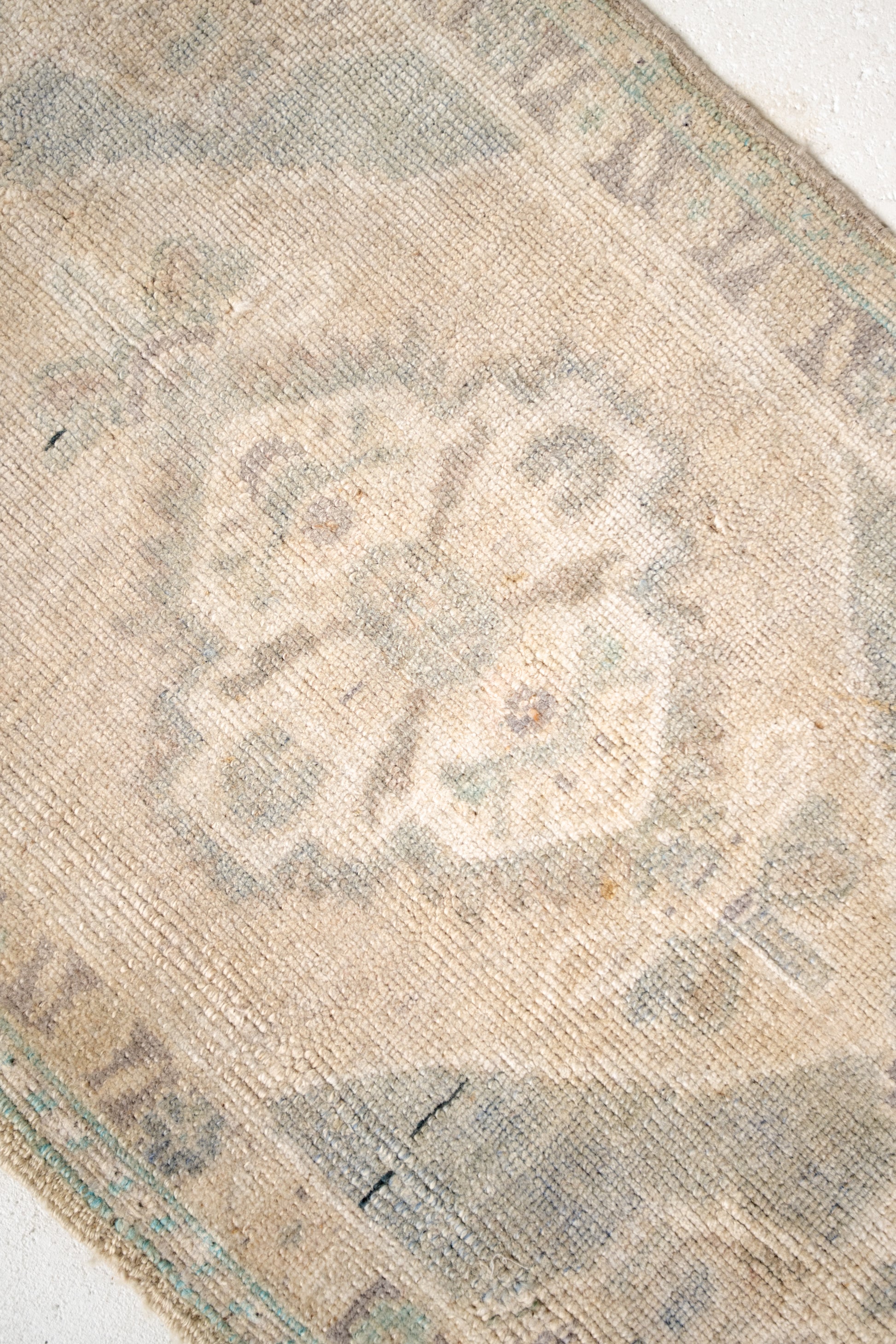 No. 2289 | 1'9 x 2'6