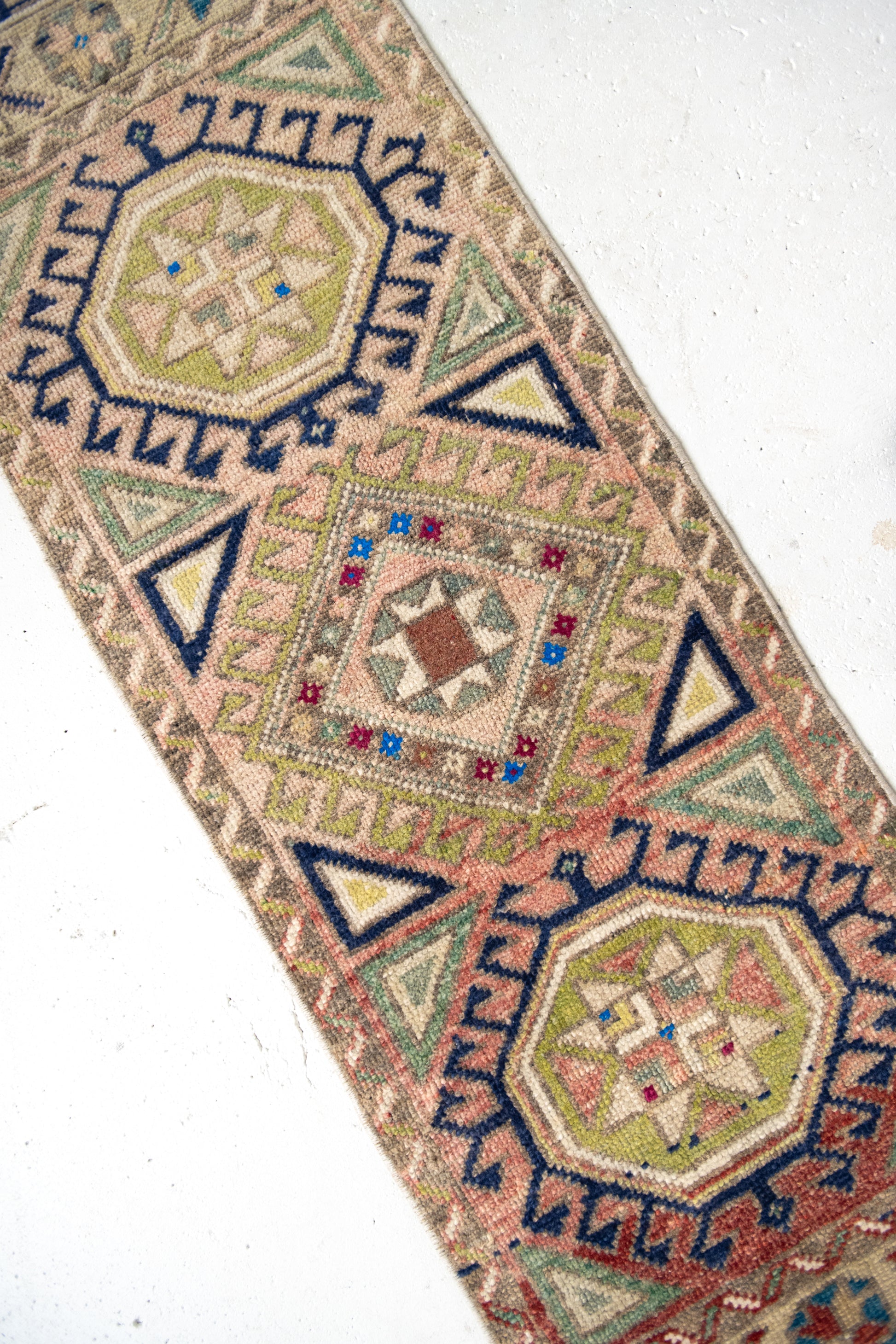 No. 2328 | 1'5 x 4'6