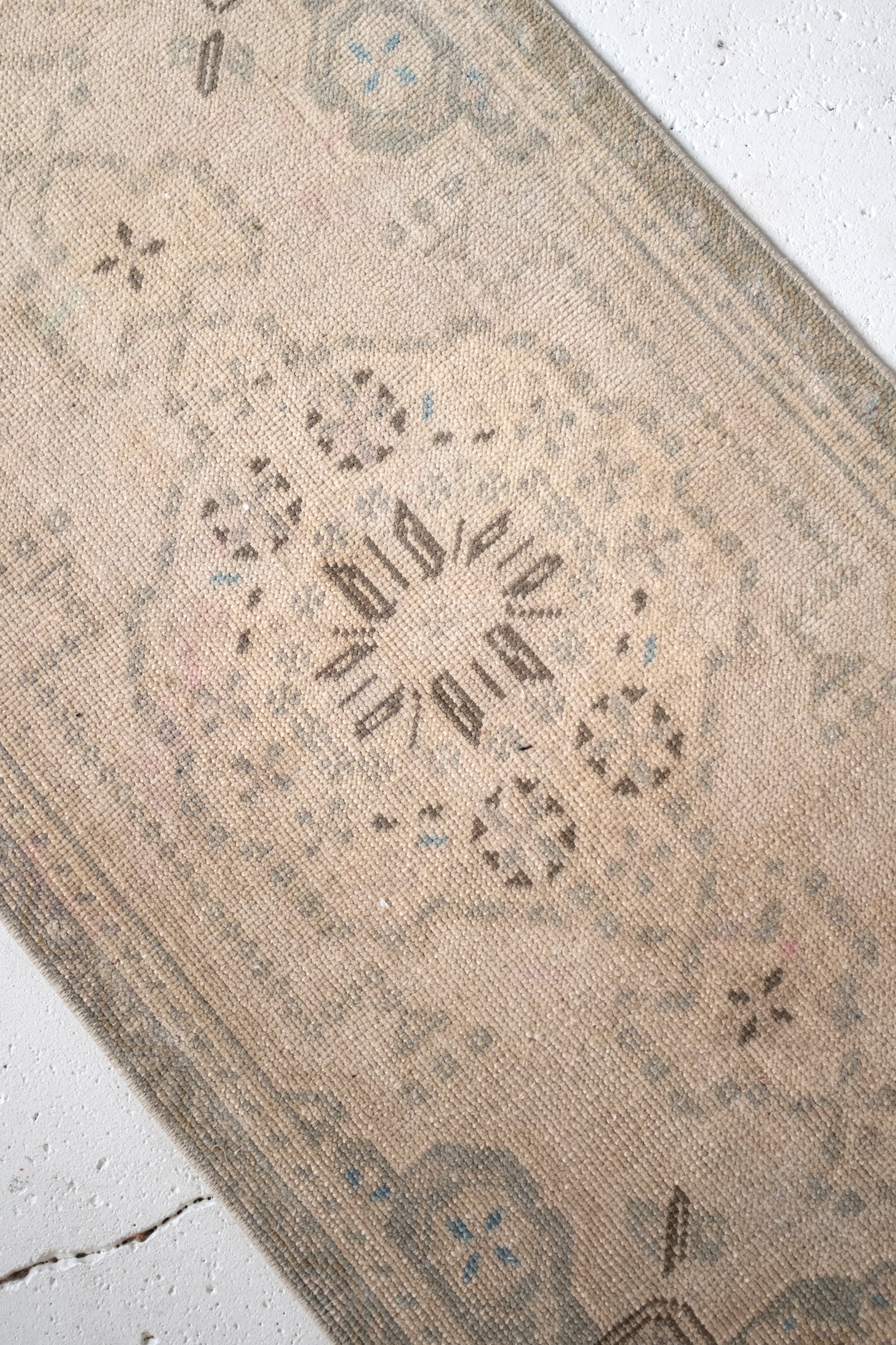 No. 2349 | 1'9 x 3'9