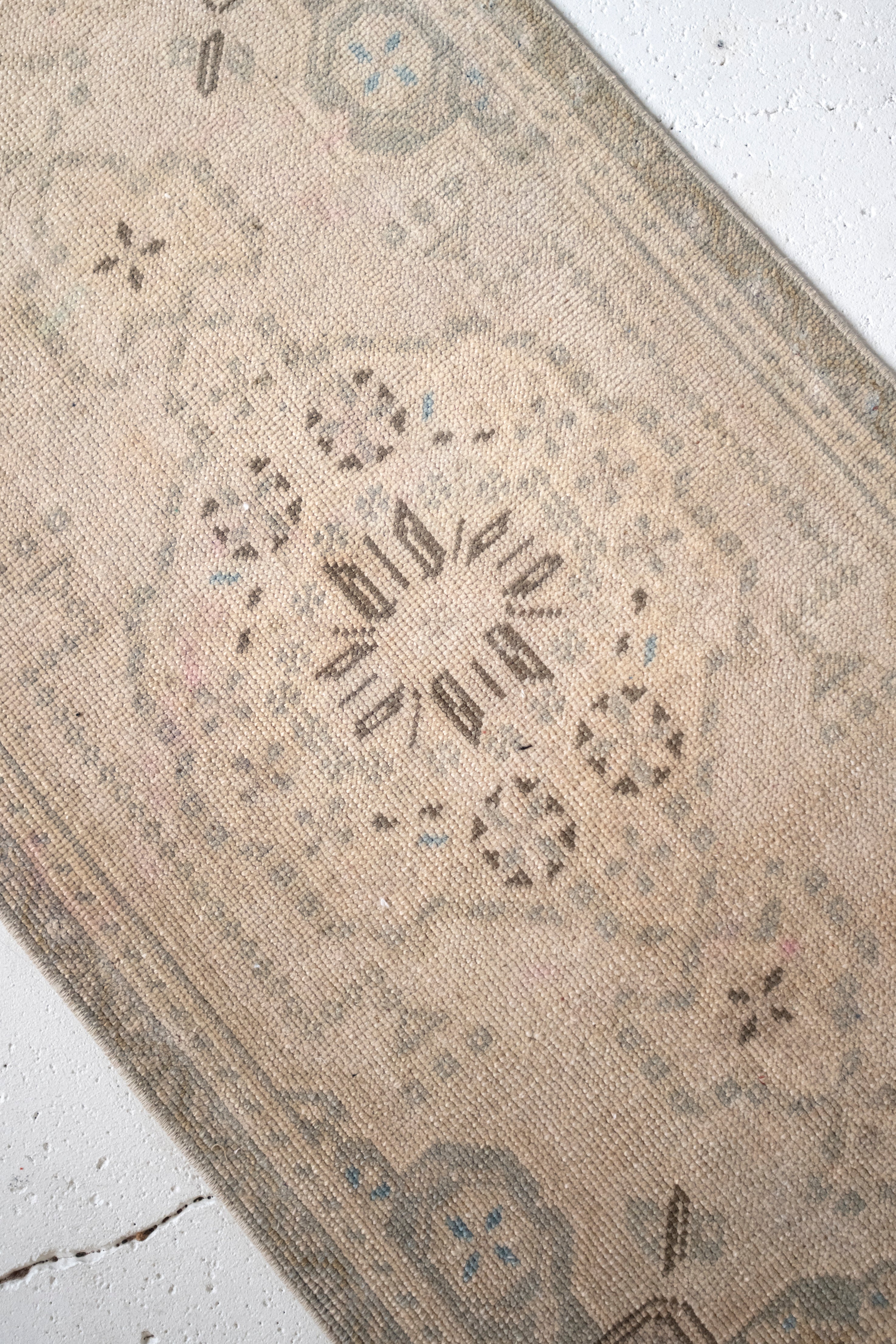 No. 2349 | 1'9 x 3'9