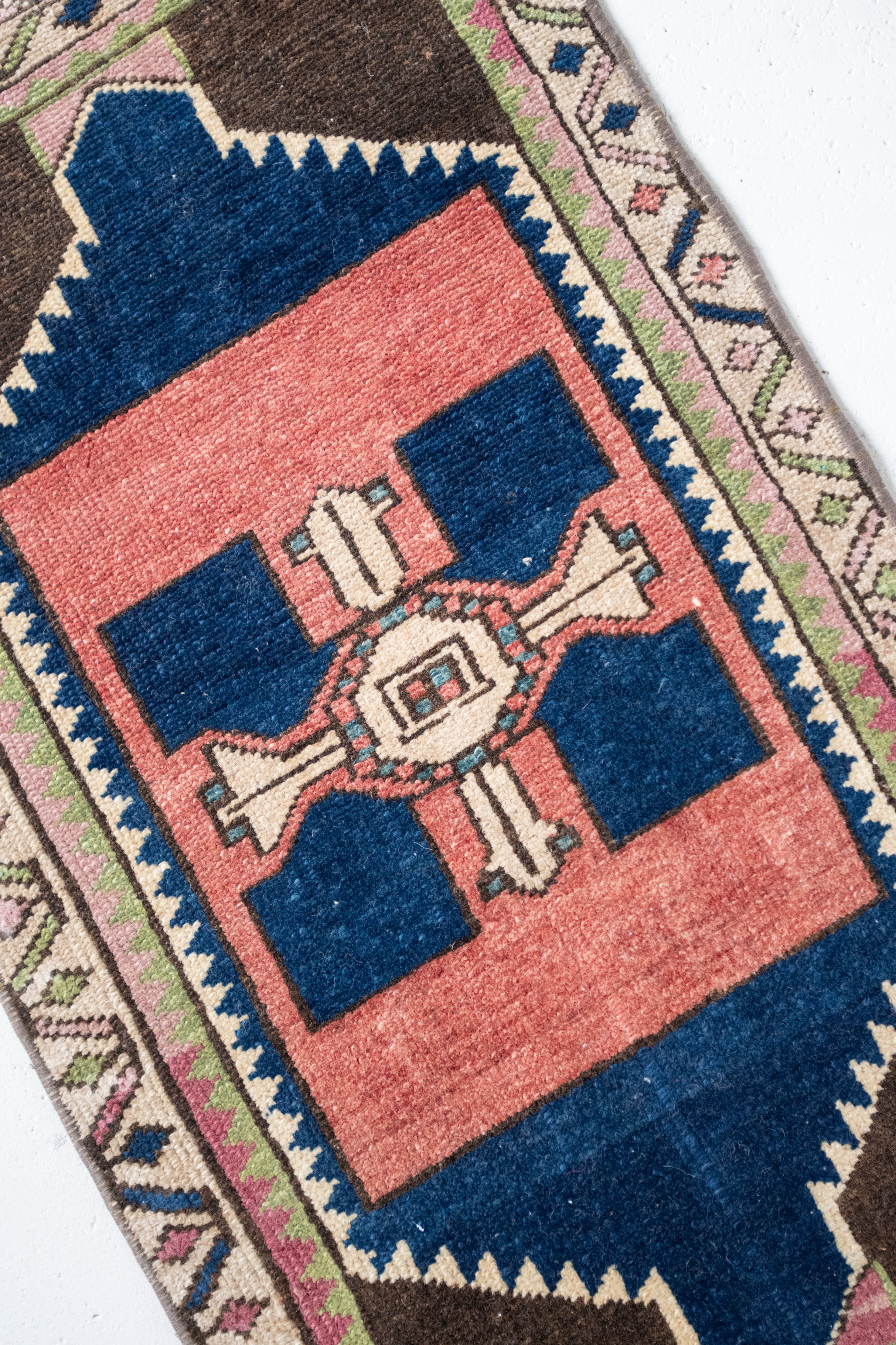 No. 2352 | 1'7 x 2'10