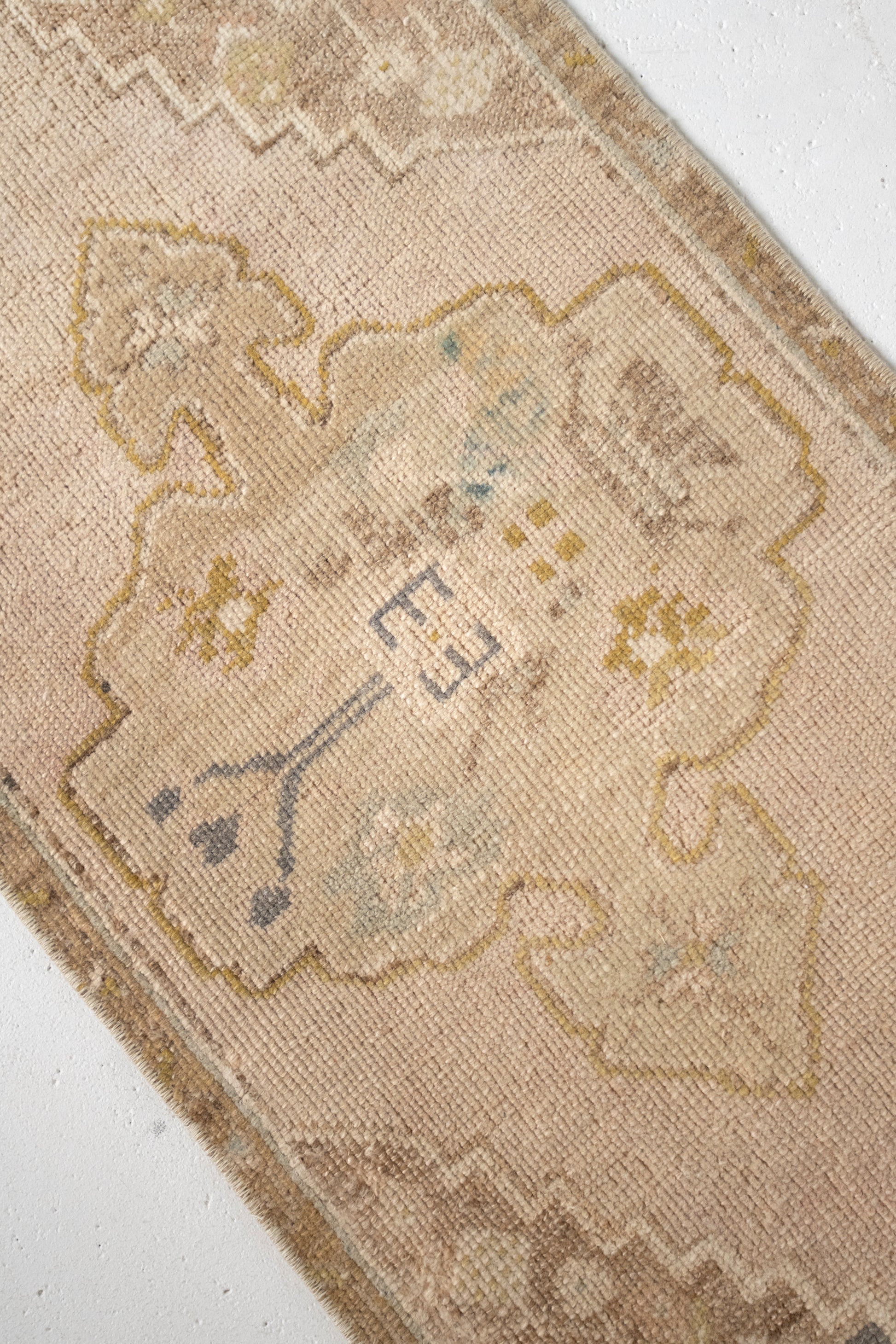 No. 2360 | 1'7 x 3'7