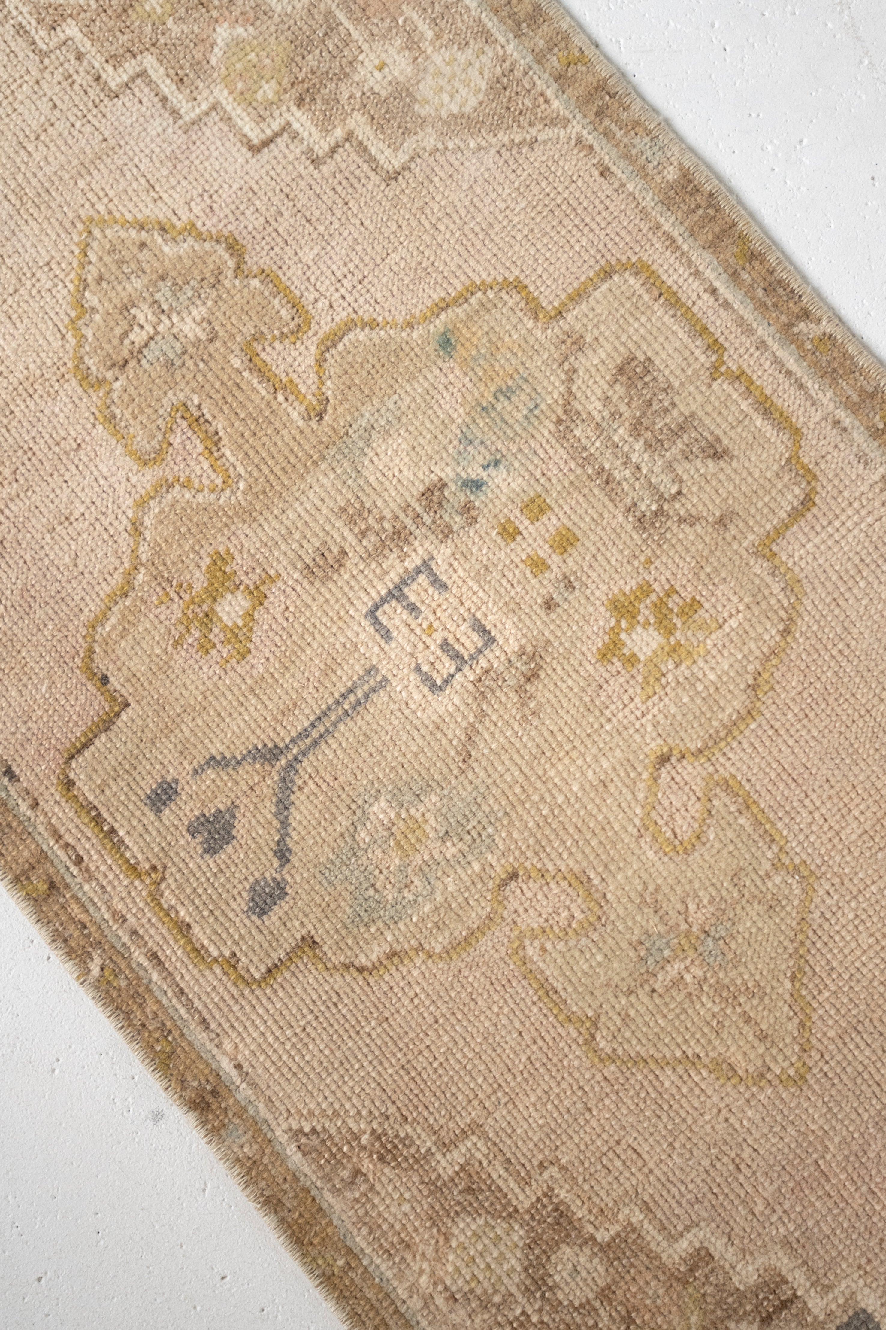 No. 2360 | 1'7 x 3'7