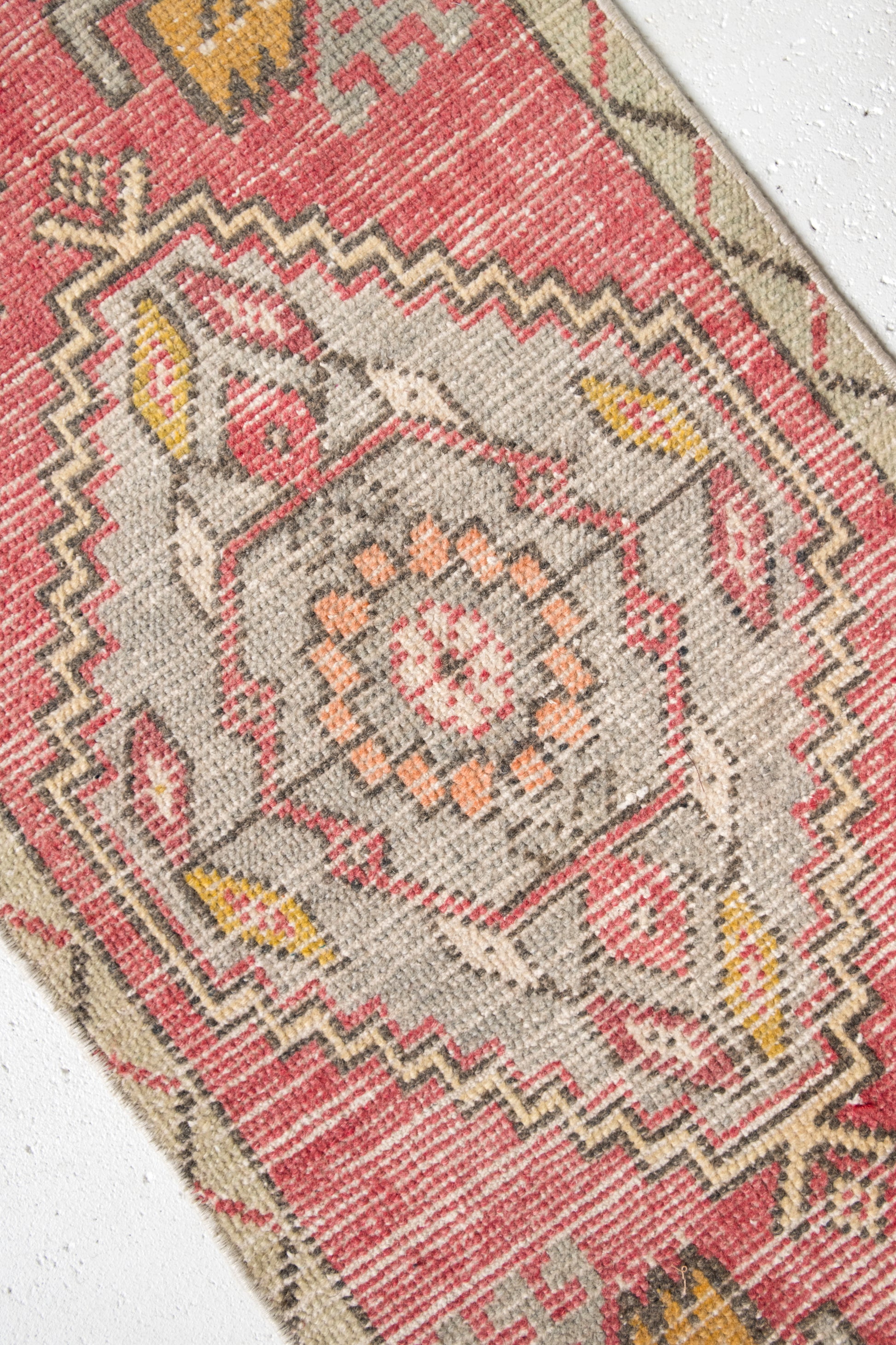 No. 2382 | 1'7 x 3'7