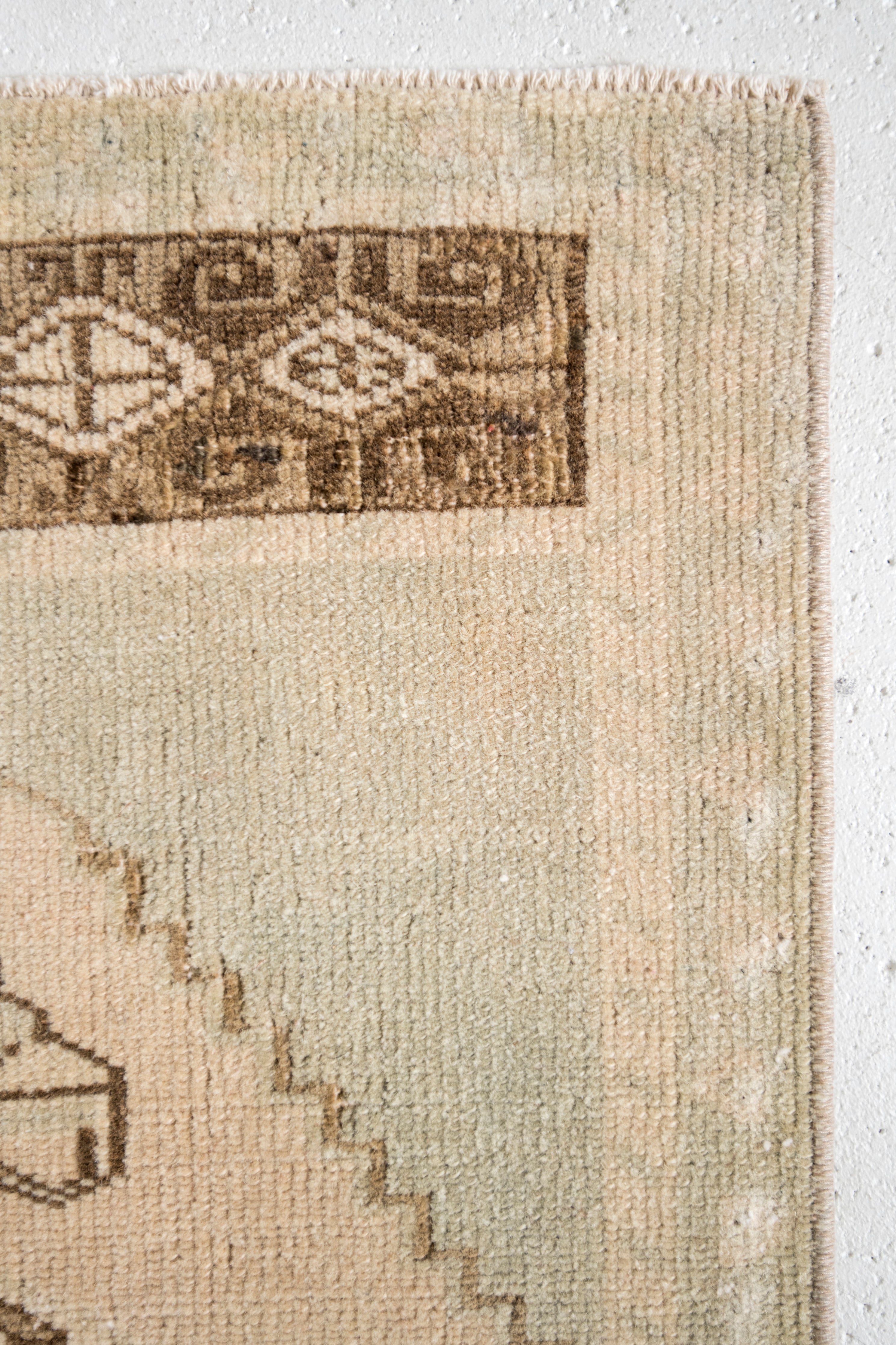 No. 2385 | 1'7 x 3'2