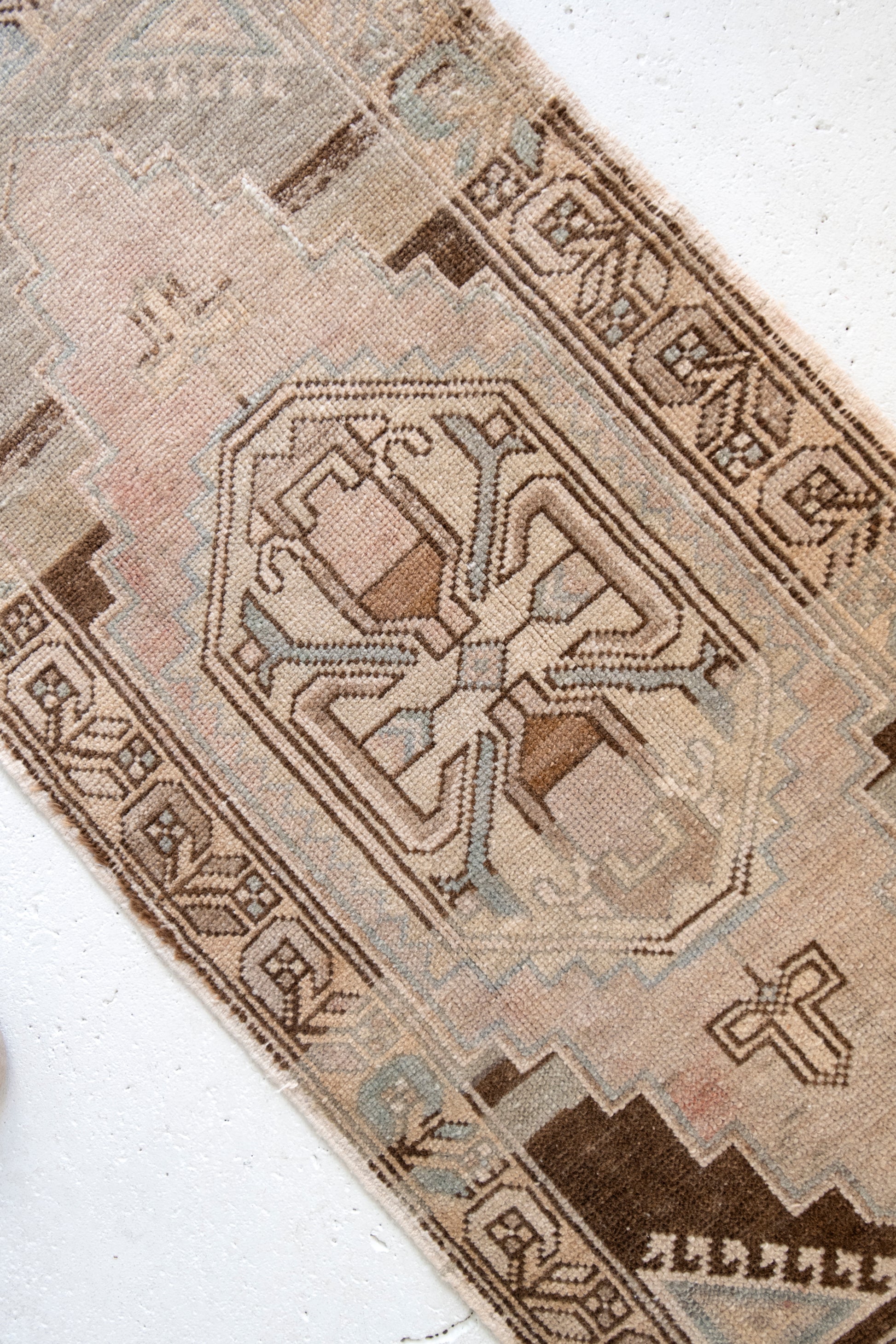 No. 2395 | 1'7 x 3'8