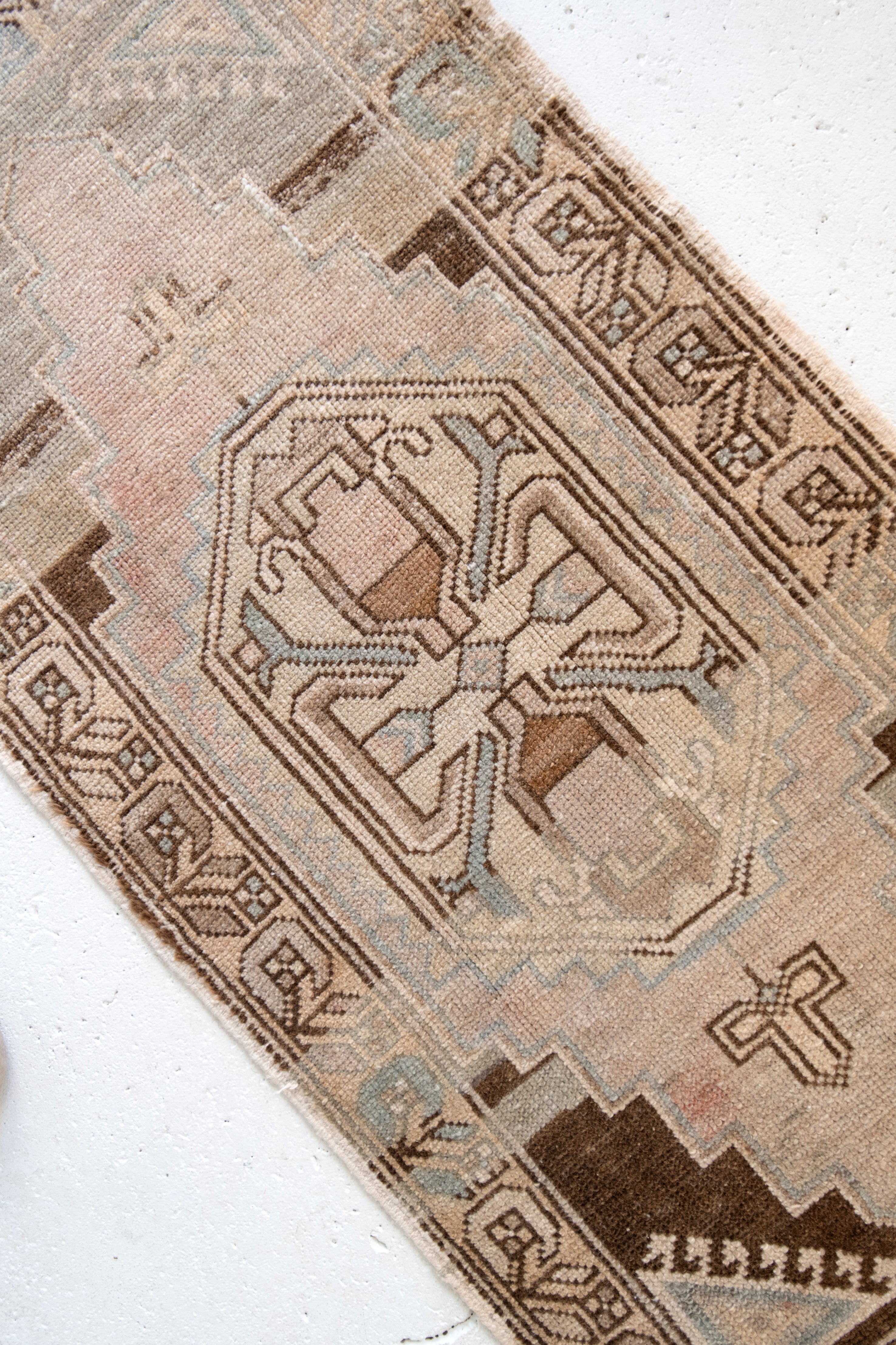 No. 2395 | 1'7 x 3'8