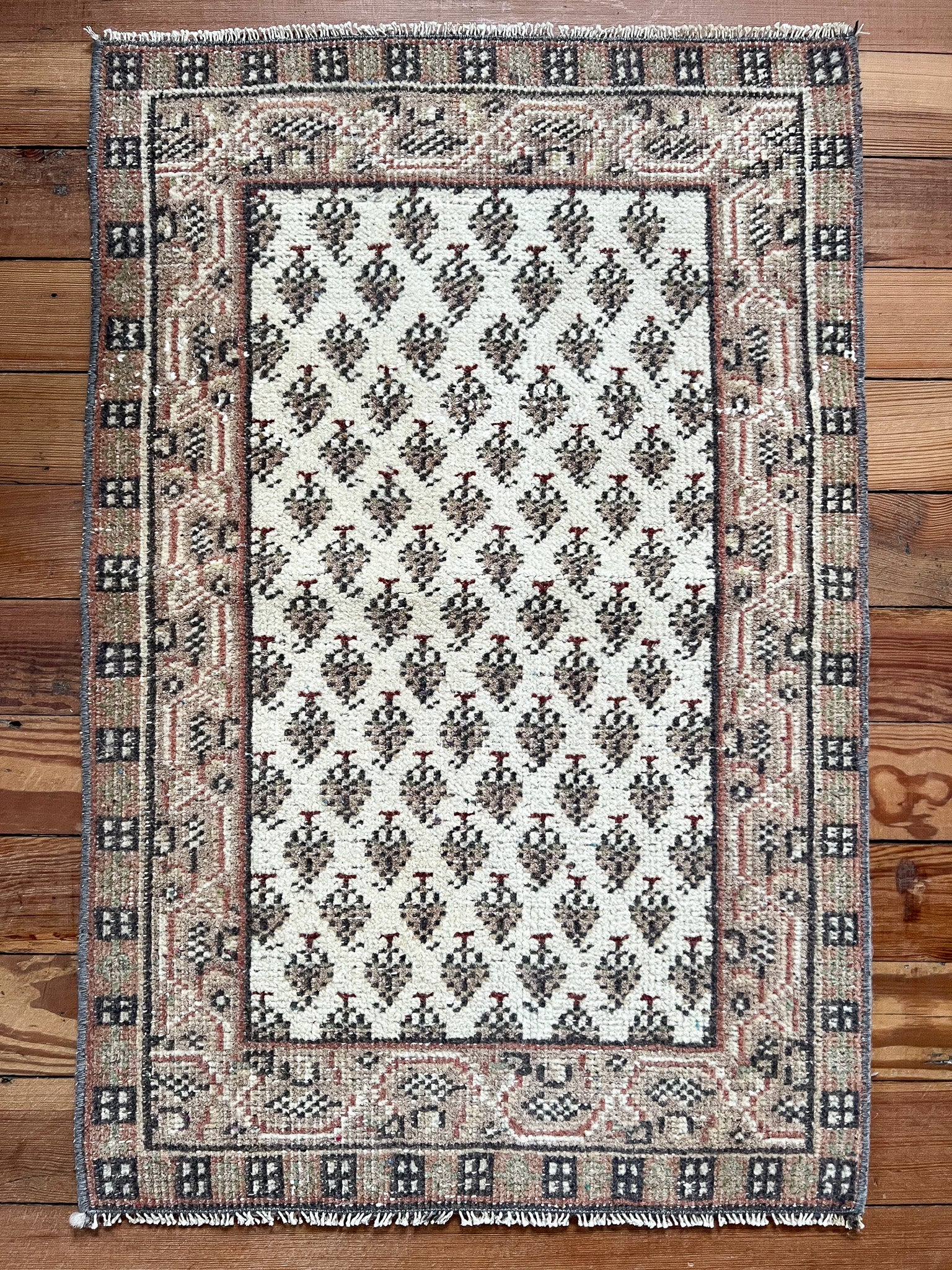 No. 1571 | 1'10 x 2'10
