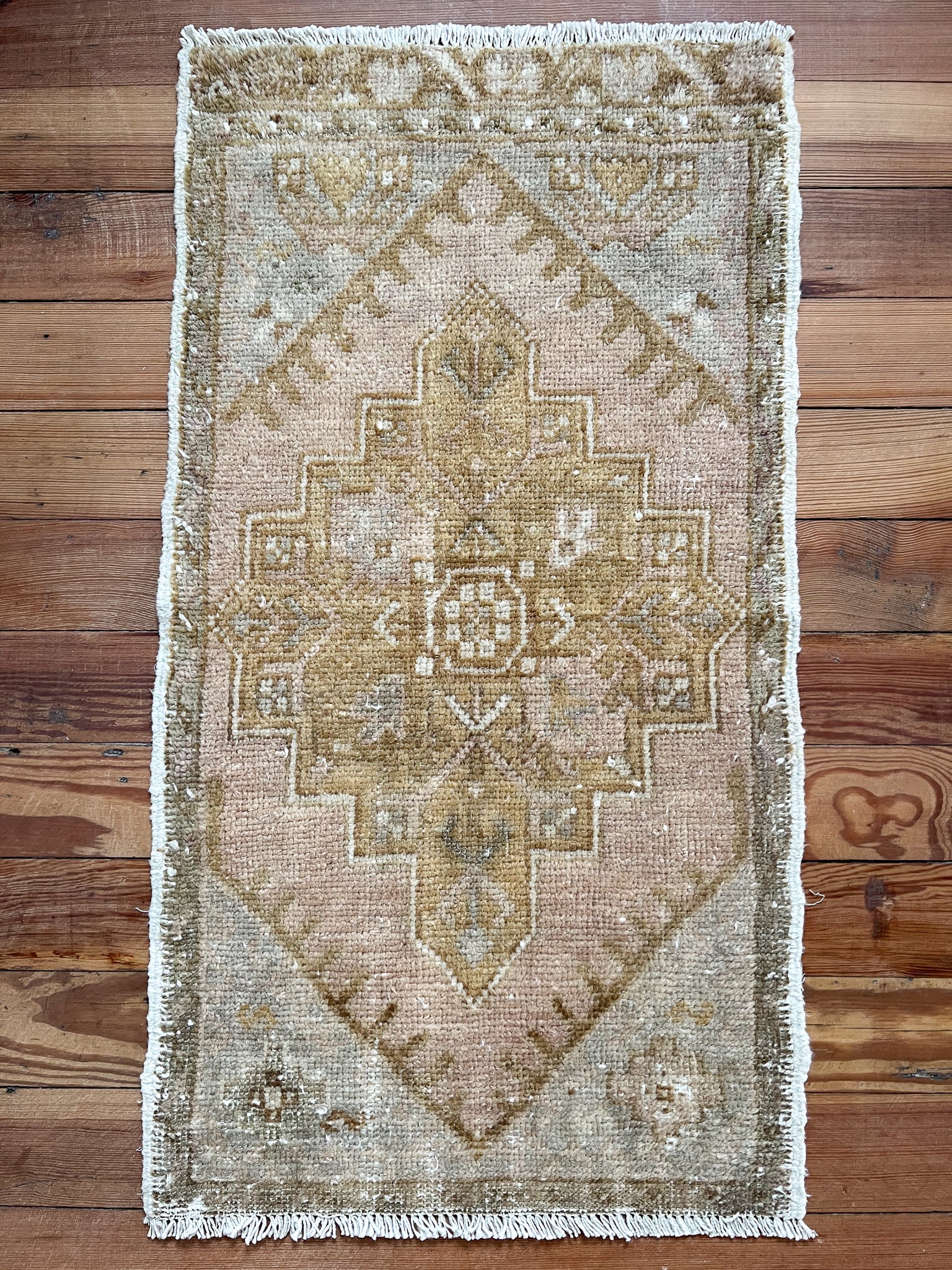No. 1371 | 1'6 x 2'10