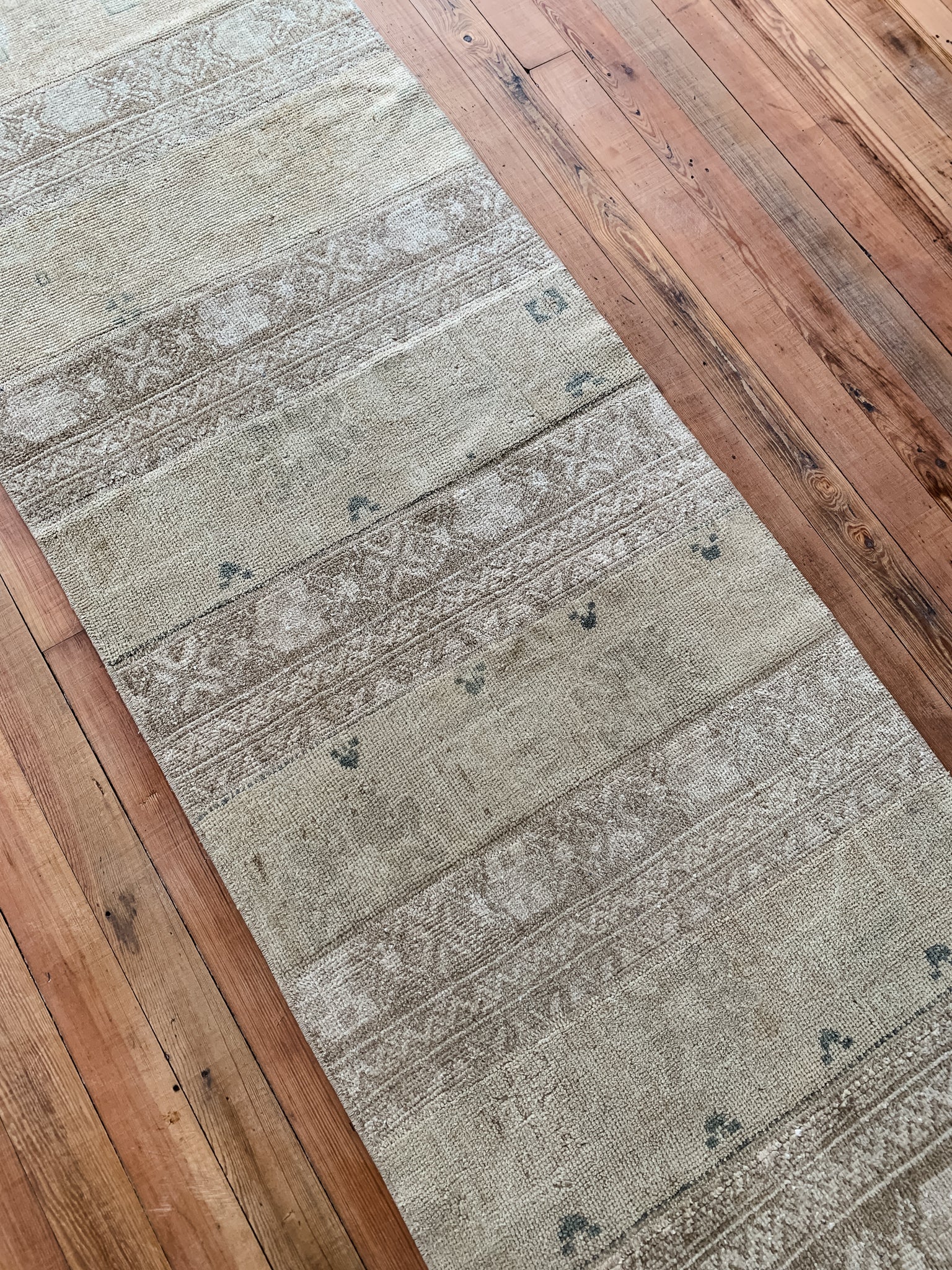 Taskie 2'8 x 23'2 - 23'6