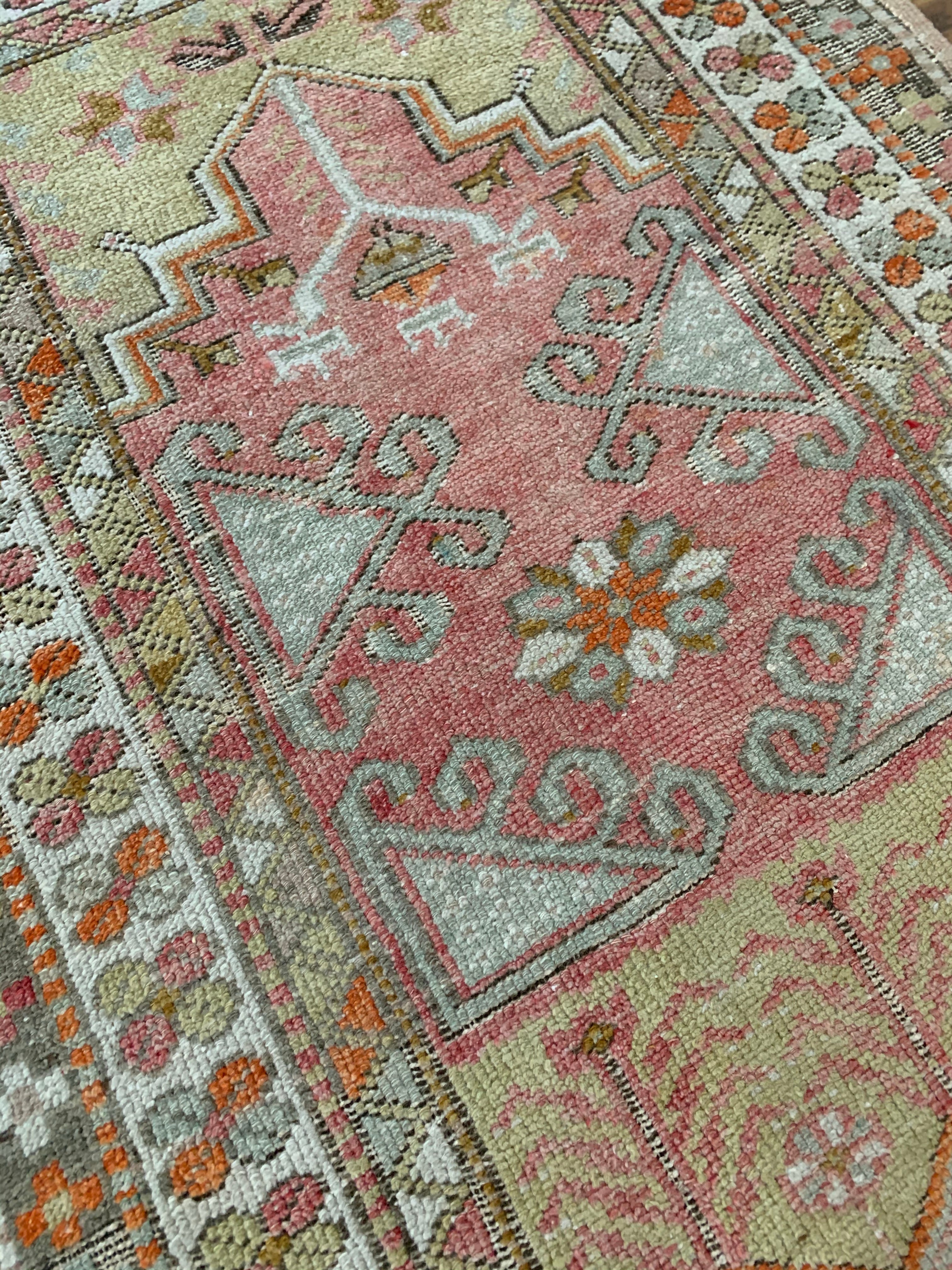 Hanifa 2'10 x 4'3