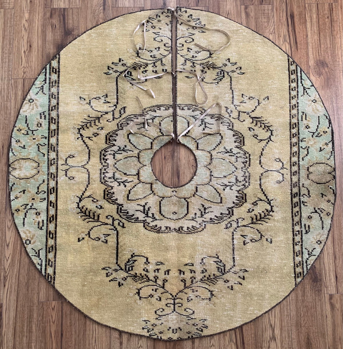 Angelique Rugs Angel – Six Vintage Rugs