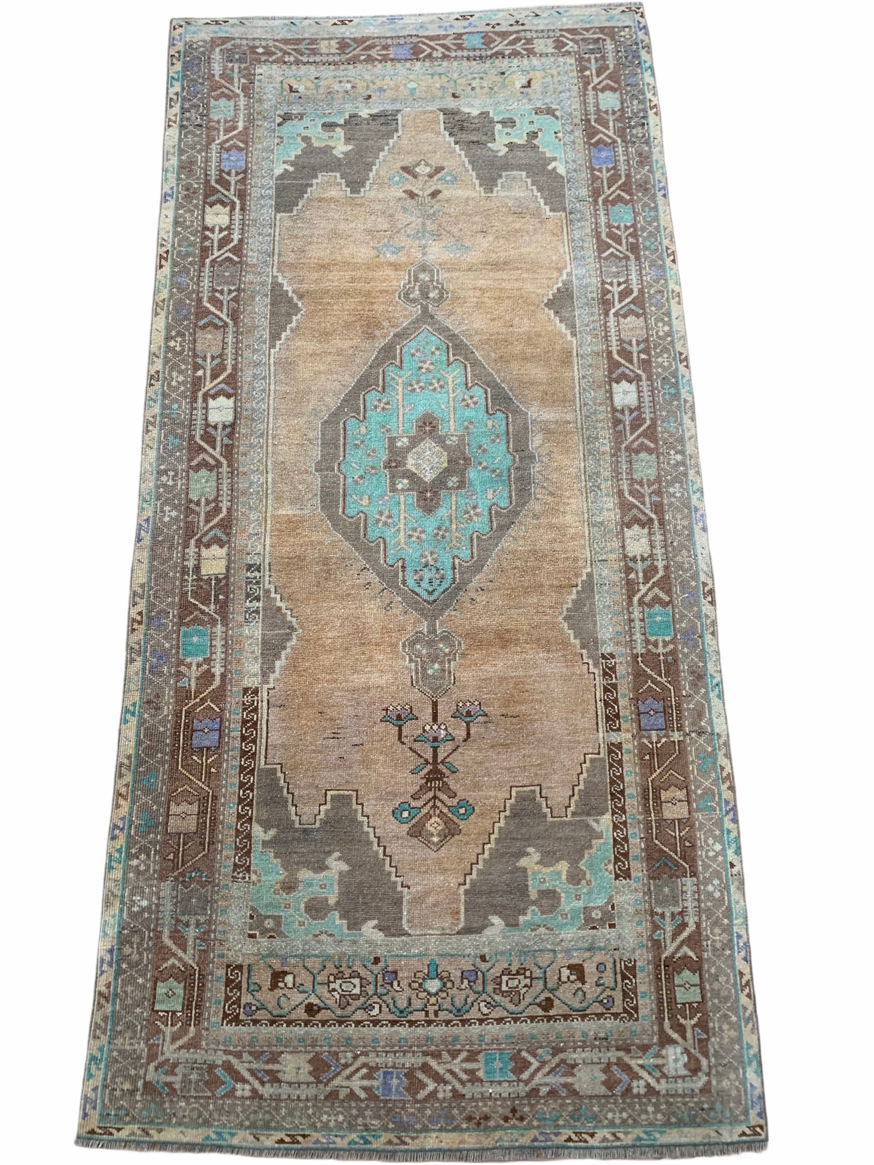 Daniyah 4'2 x 8'11