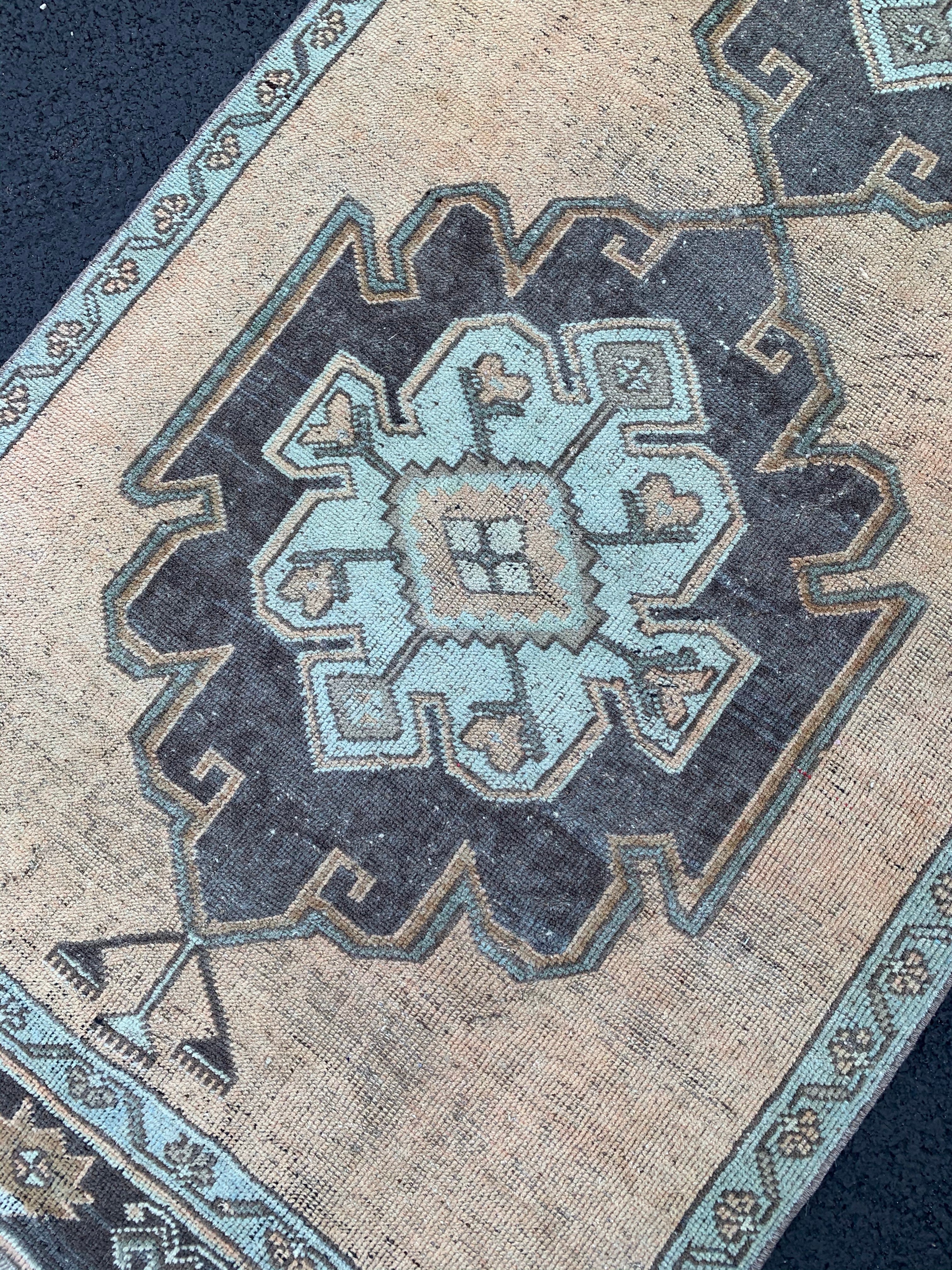 Turquoise 3'4 x 9'11